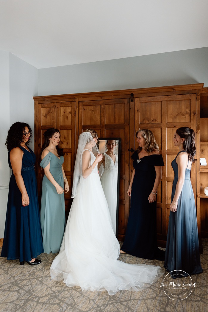 Bride getting ready with bridesmaids in wooden cabin. Mariage au Grand Lodge Mont-Tremblant. Photographe de mariage à Mont-Tremblant. Grand Lodge Mont-Tremblant wedding. Mont Tremblant wedding photographer.