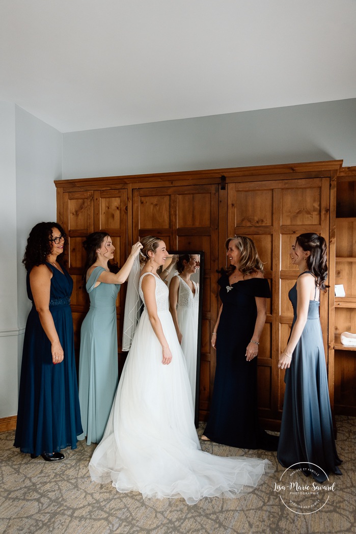 Bride getting ready with bridesmaids in wooden cabin. Mariage au Grand Lodge Mont-Tremblant. Photographe de mariage à Mont-Tremblant. Grand Lodge Mont-Tremblant wedding. Mont Tremblant wedding photographer.