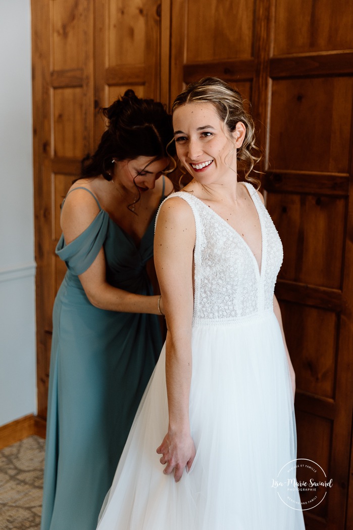 Bride getting ready with bridesmaids in wooden cabin. Mariage au Grand Lodge Mont-Tremblant. Photographe de mariage à Mont-Tremblant. Grand Lodge Mont-Tremblant wedding. Mont Tremblant wedding photographer.