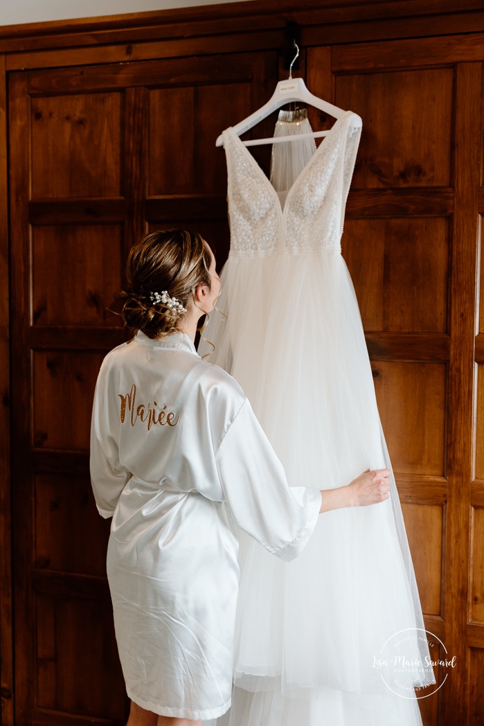 Bride getting ready with bridesmaids in wooden cabin. Mariage au Grand Lodge Mont-Tremblant. Photographe de mariage à Mont-Tremblant. Grand Lodge Mont-Tremblant wedding. Mont Tremblant wedding photographer.