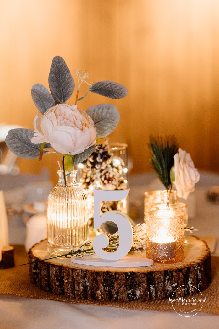Cabin wedding reception. Winter wedding decor ideas. Mariage au Grand Lodge Mont-Tremblant. Photographe de mariage à Mont-Tremblant. Grand Lodge Mont-Tremblant wedding. Mont Tremblant wedding photographer.