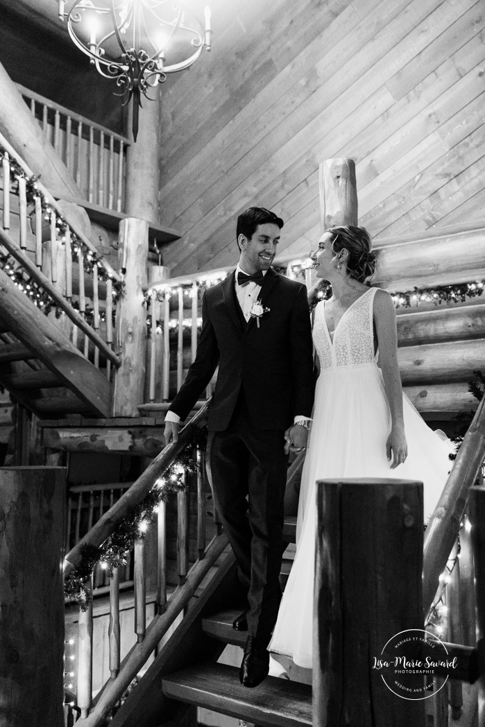 Log cabin wedding photos. Wooden cabin wedding photos. Indoor wedding photos. Mariage au Grand Lodge Mont-Tremblant. Photographe de mariage à Mont-Tremblant. Grand Lodge Mont-Tremblant wedding. Mont Tremblant wedding photographer.