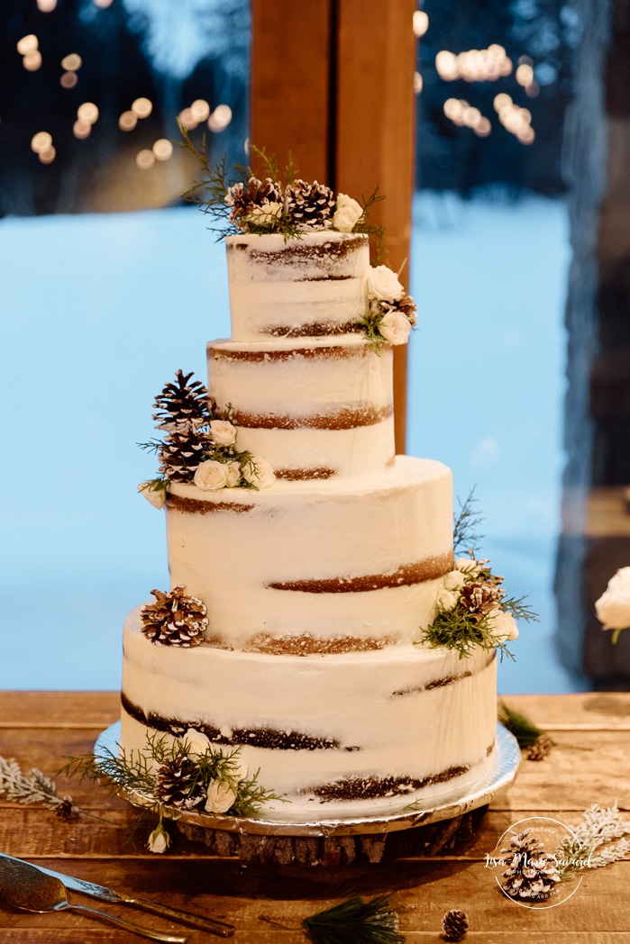 Cabin wedding reception. Winter wedding decor ideas. Mariage au Grand Lodge Mont-Tremblant. Photographe de mariage à Mont-Tremblant. Grand Lodge Mont-Tremblant wedding. Mont Tremblant wedding photographer.