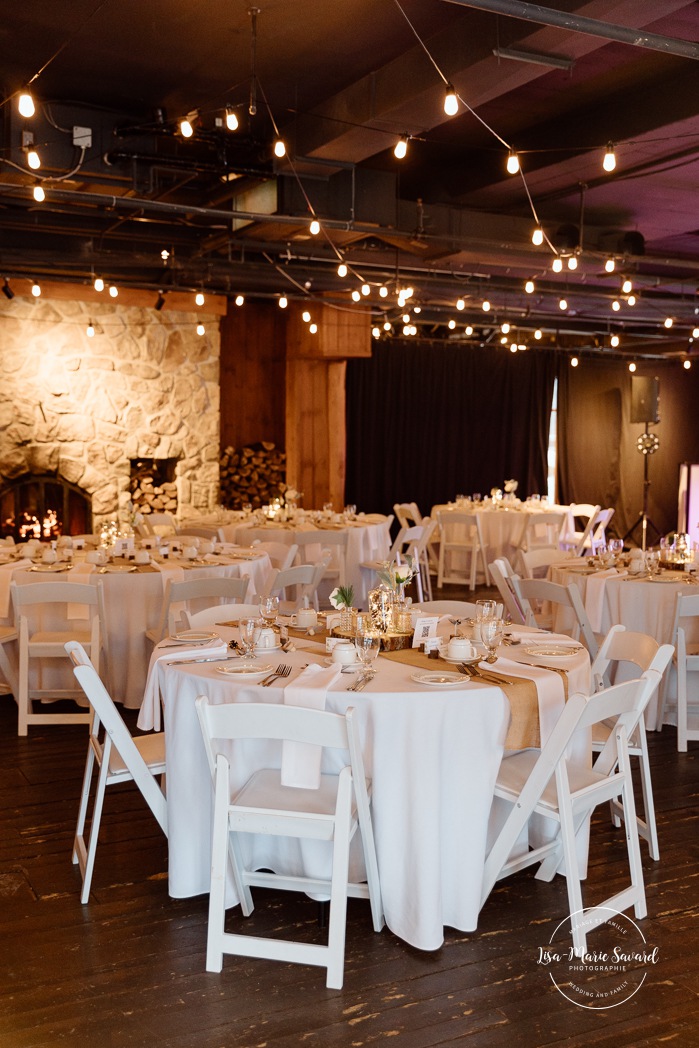 Cabin wedding reception. Winter wedding decor ideas. Mariage au Grand Lodge Mont-Tremblant. Photographe de mariage à Mont-Tremblant. Grand Lodge Mont-Tremblant wedding. Mont Tremblant wedding photographer.