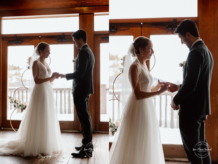 Log cabin wedding ceremony. Mariage au Grand Lodge Mont-Tremblant. Photographe de mariage à Mont-Tremblant. Grand Lodge Mont-Tremblant wedding. Mont Tremblant wedding photographer.
