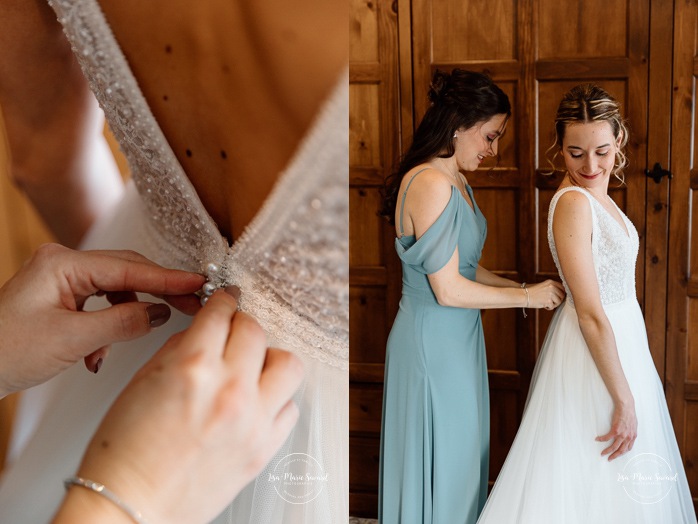Bride getting ready with bridesmaids in wooden cabin. Mariage au Grand Lodge Mont-Tremblant. Photographe de mariage à Mont-Tremblant. Grand Lodge Mont-Tremblant wedding. Mont Tremblant wedding photographer.
