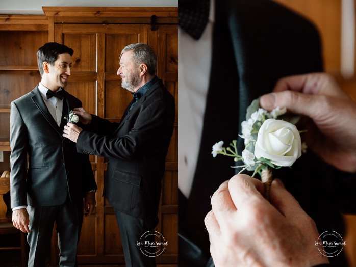 Groom getting ready with father in wooden cabin. Mariage au Grand Lodge Mont-Tremblant. Photographe de mariage à Mont-Tremblant. Grand Lodge Mont-Tremblant wedding. Mont Tremblant wedding photographer.