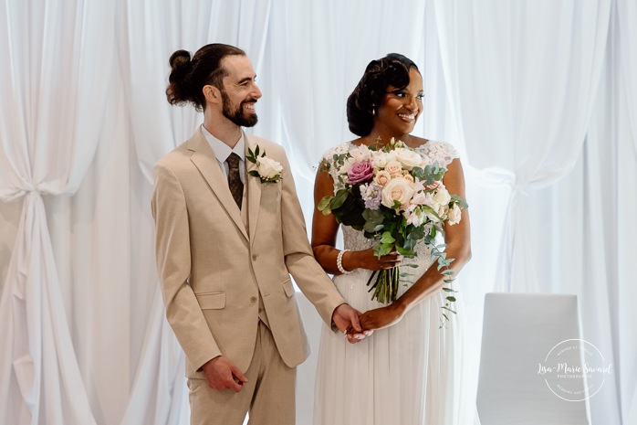 Intimate cottage wedding ceremony. Indoor wedding ceremony ideas. Biracial wedding photos. Mixed couple wedding photos. Black bride and white groom wedding photos. Photographe de mariage à Trois-Rivières. Manoir des Forges. Photographe de mariage en Mauricie.