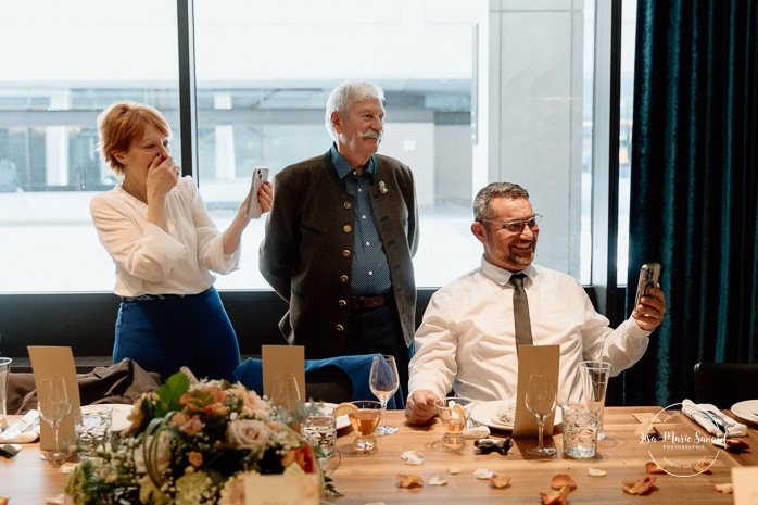 Mariage intime au centre-ville de Montréal. Mariage chez Les enfants terribles Place-Ville-Marie. Photographe de mariage LGBTQ+ friendly à Montréal. Downtown Montreal intimate wedding photos. Montreal LGBTQ+ friendly photographer.