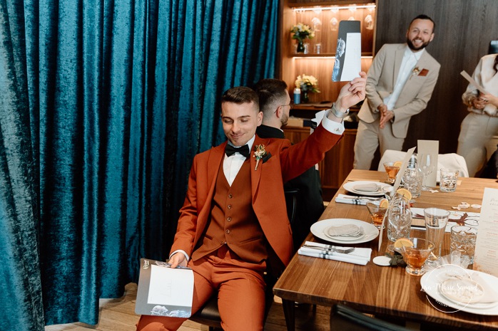 Mariage intime au centre-ville de Montréal. Mariage chez Les enfants terribles Place-Ville-Marie. Photographe de mariage LGBTQ+ friendly à Montréal. Downtown Montreal intimate wedding photos. Montreal LGBTQ+ friendly photographer.