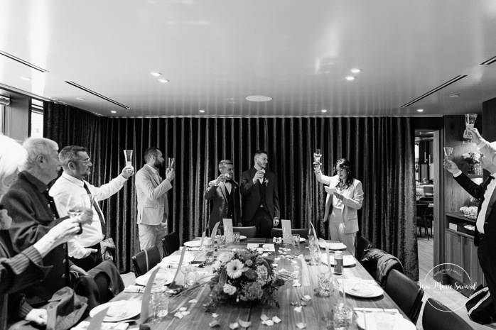 Mariage intime au centre-ville de Montréal. Mariage chez Les enfants terribles Place-Ville-Marie. Photographe de mariage LGBTQ+ friendly à Montréal. Downtown Montreal intimate wedding photos. Montreal LGBTQ+ friendly photographer.