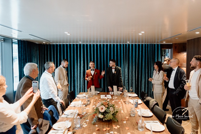 Mariage intime au centre-ville de Montréal. Mariage chez Les enfants terribles Place-Ville-Marie. Photographe de mariage LGBTQ+ friendly à Montréal. Downtown Montreal intimate wedding photos. Montreal LGBTQ+ friendly photographer.