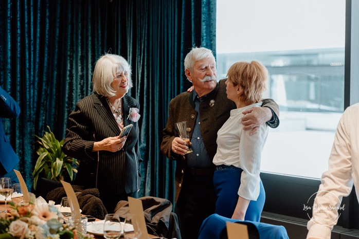 Mariage intime au centre-ville de Montréal. Mariage chez Les enfants terribles Place-Ville-Marie. Photographe de mariage LGBTQ+ friendly à Montréal. Downtown Montreal intimate wedding photos. Montreal LGBTQ+ friendly photographer.