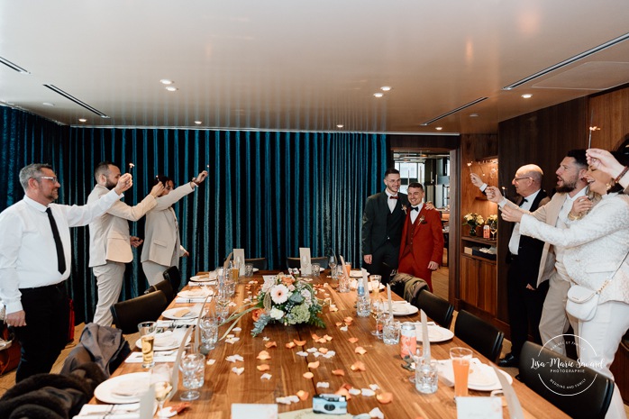 Mariage intime au centre-ville de Montréal. Mariage chez Les enfants terribles Place-Ville-Marie. Photographe de mariage LGBTQ+ friendly à Montréal. Downtown Montreal intimate wedding photos. Montreal LGBTQ+ friendly photographer.