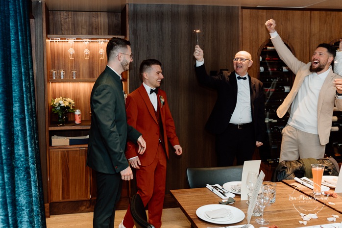 Mariage intime au centre-ville de Montréal. Mariage chez Les enfants terribles Place-Ville-Marie. Photographe de mariage LGBTQ+ friendly à Montréal. Downtown Montreal intimate wedding photos. Montreal LGBTQ+ friendly photographer.