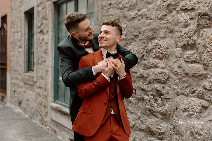 Mariage intime dans le Vieux-Montréal. Photographe de mariage LGBTQ+ friendly à Montréal. Old Montreal intimate wedding photos. Montreal LGBTQ+ friendly photographer.