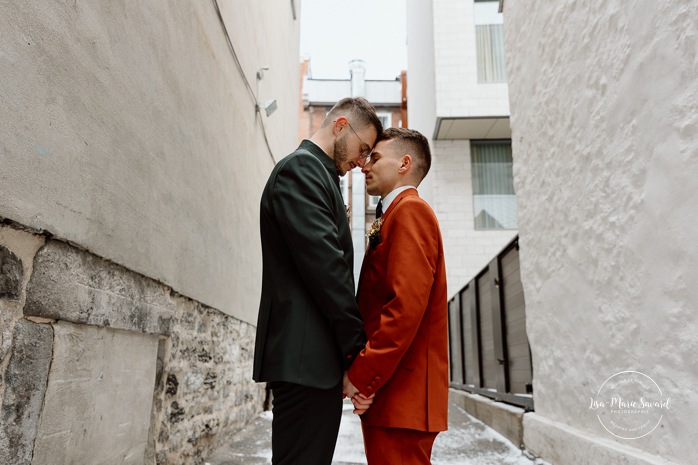 Mariage intime dans le Vieux-Montréal. Photographe de mariage LGBTQ+ friendly à Montréal. Old Montreal intimate wedding photos. Montreal LGBTQ+ friendly photographer.