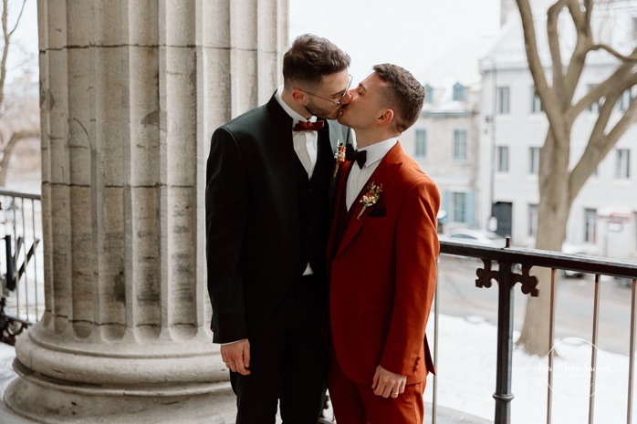 Mariage intime dans le Vieux-Montréal. Photographe de mariage LGBTQ+ friendly à Montréal. Old Montreal intimate wedding photos. Montreal LGBTQ+ friendly photographer.
