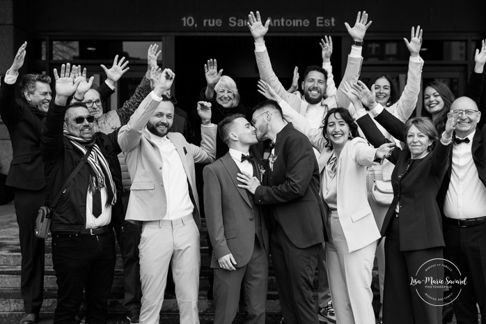 Intimate courthouse wedding ceremony. Mariage intime au Palais de justice de Montréal. Mariage intime dans le Vieux-Montréal. Photographe de mariage LGBTQ+ friendly à Montréal. Intimate Montreal courthouse wedding. Old Montreal intimate wedding photos. Montreal LGBTQ+ friendly photographer.