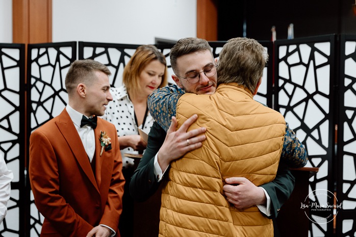 Intimate courthouse wedding ceremony. Mariage intime au Palais de justice de Montréal. Mariage intime dans le Vieux-Montréal. Photographe de mariage LGBTQ+ friendly à Montréal. Intimate Montreal courthouse wedding. Old Montreal intimate wedding photos. Montreal LGBTQ+ friendly photographer.