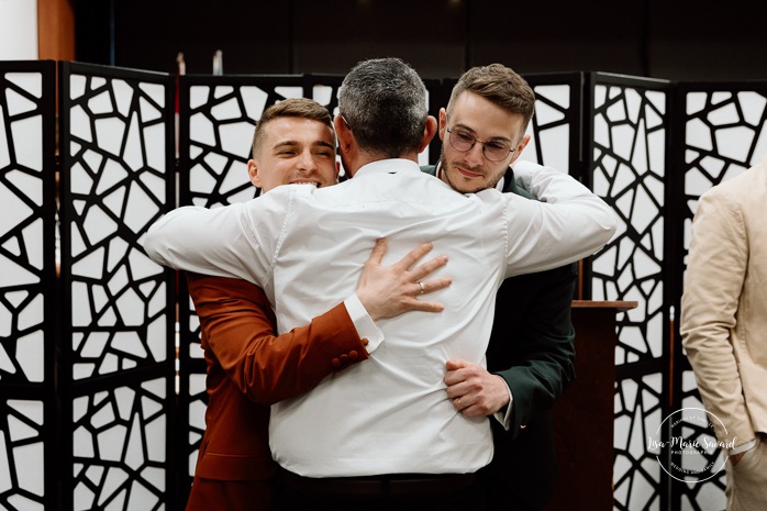 Intimate courthouse wedding ceremony. Mariage intime au Palais de justice de Montréal. Mariage intime dans le Vieux-Montréal. Photographe de mariage LGBTQ+ friendly à Montréal. Intimate Montreal courthouse wedding. Old Montreal intimate wedding photos. Montreal LGBTQ+ friendly photographer.
