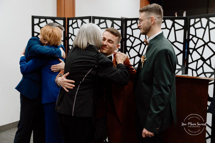 Intimate courthouse wedding ceremony. Mariage intime au Palais de justice de Montréal. Mariage intime dans le Vieux-Montréal. Photographe de mariage LGBTQ+ friendly à Montréal. Intimate Montreal courthouse wedding. Old Montreal intimate wedding photos. Montreal LGBTQ+ friendly photographer.