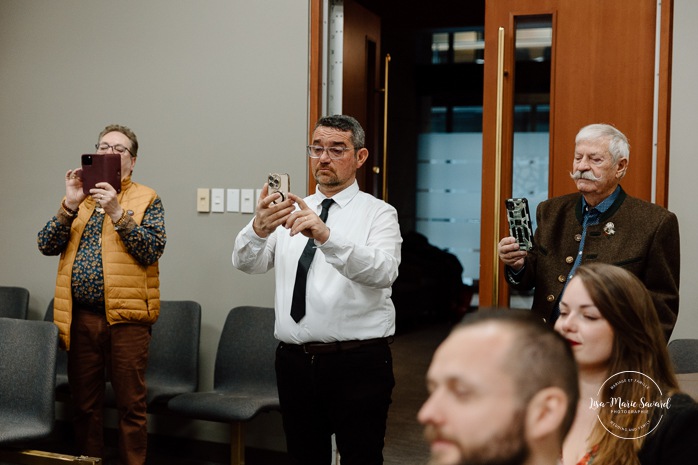 Intimate courthouse wedding ceremony. Mariage intime au Palais de justice de Montréal. Mariage intime dans le Vieux-Montréal. Photographe de mariage LGBTQ+ friendly à Montréal. Intimate Montreal courthouse wedding. Old Montreal intimate wedding photos. Montreal LGBTQ+ friendly photographer.