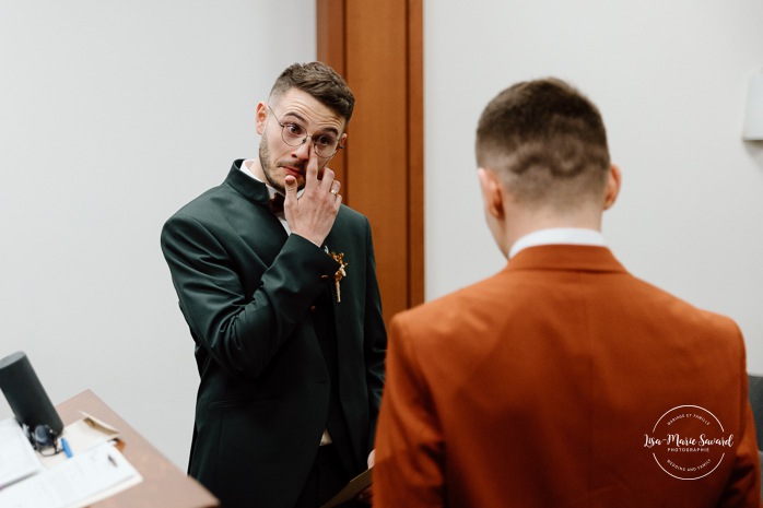 Intimate courthouse wedding ceremony. Mariage intime au Palais de justice de Montréal. Mariage intime dans le Vieux-Montréal. Photographe de mariage LGBTQ+ friendly à Montréal. Intimate Montreal courthouse wedding. Old Montreal intimate wedding photos. Montreal LGBTQ+ friendly photographer.