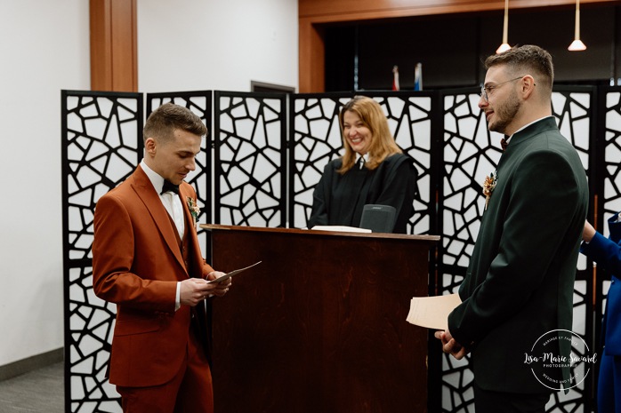 Intimate courthouse wedding ceremony. Mariage intime au Palais de justice de Montréal. Mariage intime dans le Vieux-Montréal. Photographe de mariage LGBTQ+ friendly à Montréal. Intimate Montreal courthouse wedding. Old Montreal intimate wedding photos. Montreal LGBTQ+ friendly photographer.
