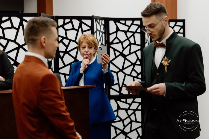 Intimate courthouse wedding ceremony. Mariage intime au Palais de justice de Montréal. Mariage intime dans le Vieux-Montréal. Photographe de mariage LGBTQ+ friendly à Montréal. Intimate Montreal courthouse wedding. Old Montreal intimate wedding photos. Montreal LGBTQ+ friendly photographer.