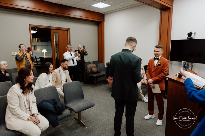 Intimate courthouse wedding ceremony. Mariage intime au Palais de justice de Montréal. Mariage intime dans le Vieux-Montréal. Photographe de mariage LGBTQ+ friendly à Montréal. Intimate Montreal courthouse wedding. Old Montreal intimate wedding photos. Montreal LGBTQ+ friendly photographer.