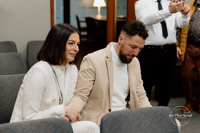 Intimate courthouse wedding ceremony. Mariage intime au Palais de justice de Montréal. Mariage intime dans le Vieux-Montréal. Photographe de mariage LGBTQ+ friendly à Montréal. Intimate Montreal courthouse wedding. Old Montreal intimate wedding photos. Montreal LGBTQ+ friendly photographer.