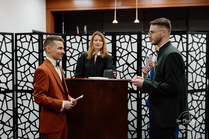 Intimate courthouse wedding ceremony. Mariage intime au Palais de justice de Montréal. Mariage intime dans le Vieux-Montréal. Photographe de mariage LGBTQ+ friendly à Montréal. Intimate Montreal courthouse wedding. Old Montreal intimate wedding photos. Montreal LGBTQ+ friendly photographer.