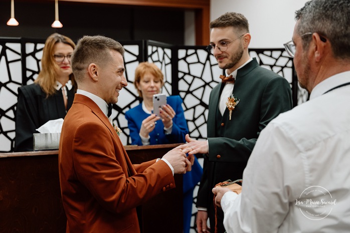 Intimate courthouse wedding ceremony. Mariage intime au Palais de justice de Montréal. Mariage intime dans le Vieux-Montréal. Photographe de mariage LGBTQ+ friendly à Montréal. Intimate Montreal courthouse wedding. Old Montreal intimate wedding photos. Montreal LGBTQ+ friendly photographer.