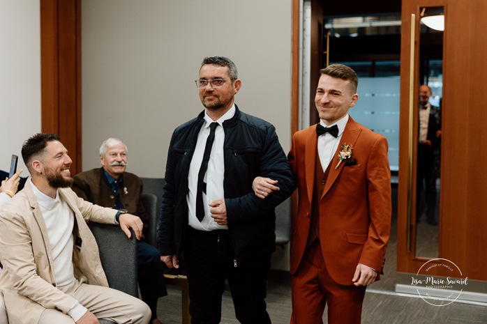 Intimate courthouse wedding ceremony. Mariage intime au Palais de justice de Montréal. Mariage intime dans le Vieux-Montréal. Photographe de mariage LGBTQ+ friendly à Montréal. Intimate Montreal courthouse wedding. Old Montreal intimate wedding photos. Montreal LGBTQ+ friendly photographer.
