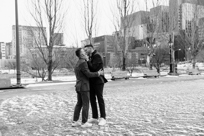 Winter first look ideas. First look au Champs-de-Mars à Montréal en hiver. Mariage intime dans le Vieux-Montréal. Photographe de mariage LGBTQ+ friendly à Montréal. Old Montreal intimate wedding photos. Montreal LGBTQ+ friendly photographer.
