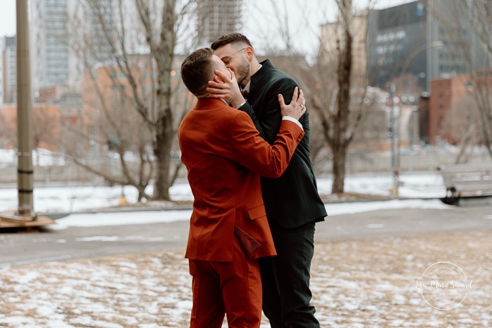 Winter first look ideas. First look au Champs-de-Mars à Montréal en hiver. Mariage intime dans le Vieux-Montréal. Photographe de mariage LGBTQ+ friendly à Montréal. Old Montreal intimate wedding photos. Montreal LGBTQ+ friendly photographer.