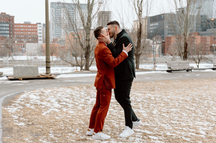 Winter first look ideas. First look au Champs-de-Mars à Montréal en hiver. Mariage intime dans le Vieux-Montréal. Photographe de mariage LGBTQ+ friendly à Montréal. Old Montreal intimate wedding photos. Montreal LGBTQ+ friendly photographer.