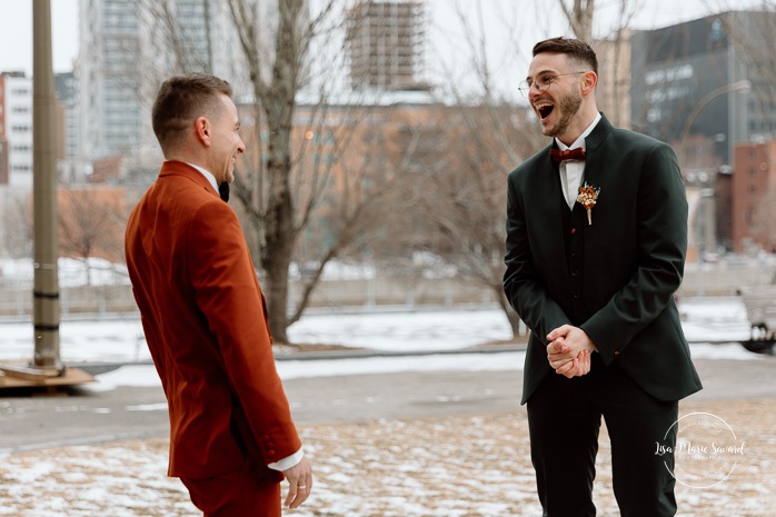 Winter first look ideas. First look au Champs-de-Mars à Montréal en hiver. Mariage intime dans le Vieux-Montréal. Photographe de mariage LGBTQ+ friendly à Montréal. Old Montreal intimate wedding photos. Montreal LGBTQ+ friendly photographer.