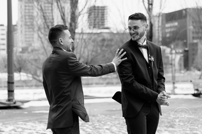 Winter first look ideas. First look au Champs-de-Mars à Montréal en hiver. Mariage intime dans le Vieux-Montréal. Photographe de mariage LGBTQ+ friendly à Montréal. Old Montreal intimate wedding photos. Montreal LGBTQ+ friendly photographer.