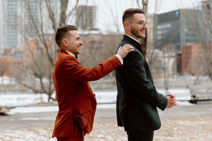 Winter first look ideas. First look au Champs-de-Mars à Montréal en hiver. Mariage intime dans le Vieux-Montréal. Photographe de mariage LGBTQ+ friendly à Montréal. Old Montreal intimate wedding photos. Montreal LGBTQ+ friendly photographer.