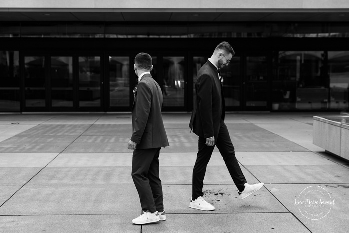 Mariage intime au centre ville de Montréal. Photos de mariage Place-Ville-Marie. Photographe de mariage LGBTQ+ friendly à Montréal. Downtown Montreal intimate wedding photos. Place-Ville-Marie wedding photos. Montreal LGBTQ+ friendly photographer.