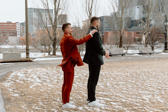 Winter first look ideas. First look au Champs-de-Mars à Montréal en hiver. Mariage intime dans le Vieux-Montréal. Photographe de mariage LGBTQ+ friendly à Montréal. Old Montreal intimate wedding photos. Montreal LGBTQ+ friendly photographer.