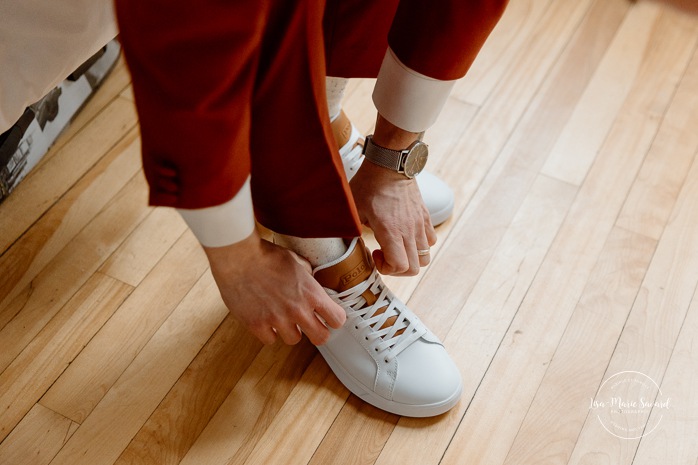 Groom getting ready with family in small apartment. Mariage intime dans le Vieux-Montréal. Photographe de mariage LGBTQ+ friendly à Montréal. Old Montreal intimate wedding photos. Montreal LGBTQ+ friendly photographer.