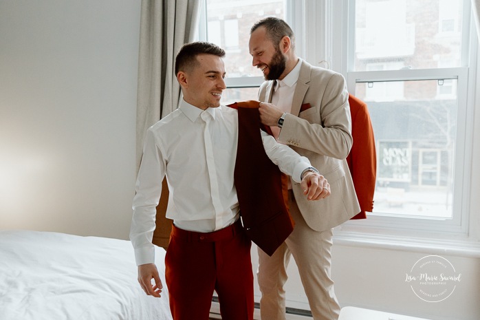 Groom getting ready with family in small apartment. Mariage intime dans le Vieux-Montréal. Photographe de mariage LGBTQ+ friendly à Montréal. Old Montreal intimate wedding photos. Montreal LGBTQ+ friendly photographer.