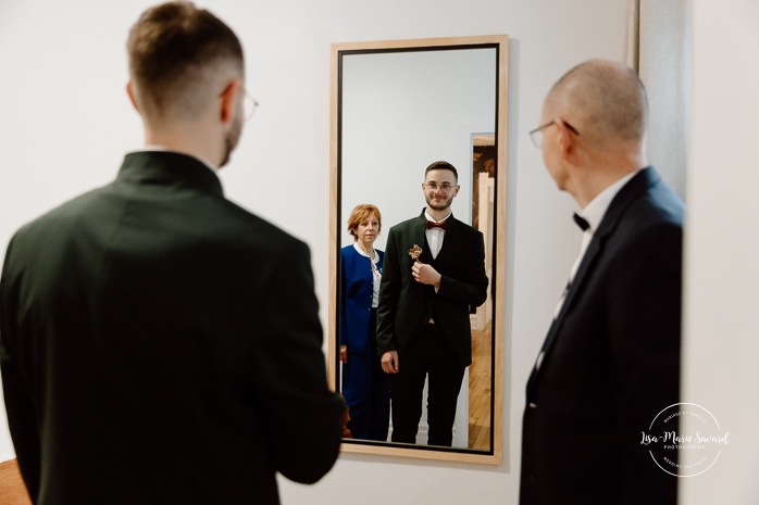 Groom getting ready with family in small apartment. Mariage intime dans le Vieux-Montréal. Photographe de mariage LGBTQ+ friendly à Montréal. Old Montreal intimate wedding photos. Montreal LGBTQ+ friendly photographer.