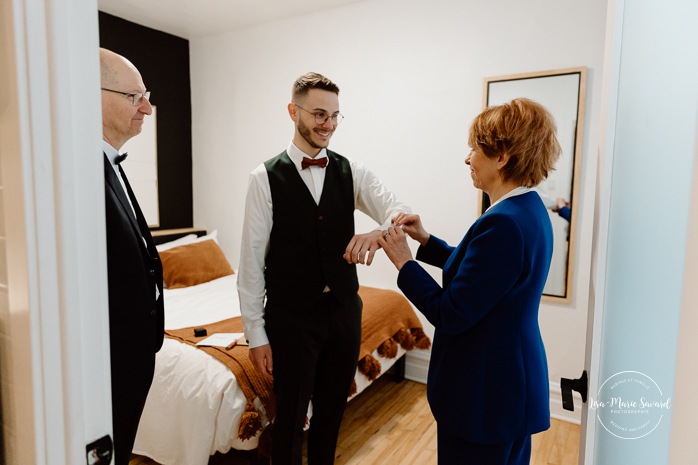 Groom getting ready with family in small apartment. Mariage intime dans le Vieux-Montréal. Photographe de mariage LGBTQ+ friendly à Montréal. Old Montreal intimate wedding photos. Montreal LGBTQ+ friendly photographer.
