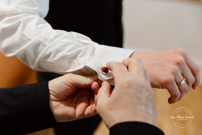 Groom getting ready with family in small apartment. Mariage intime dans le Vieux-Montréal. Photographe de mariage LGBTQ+ friendly à Montréal. Old Montreal intimate wedding photos. Montreal LGBTQ+ friendly photographer.