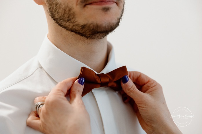 Groom getting ready with family in small apartment. Mariage intime dans le Vieux-Montréal. Photographe de mariage LGBTQ+ friendly à Montréal. Old Montreal intimate wedding photos. Montreal LGBTQ+ friendly photographer.