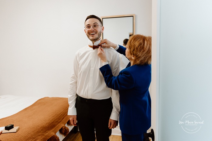 Groom getting ready with family in small apartment. Mariage intime dans le Vieux-Montréal. Photographe de mariage LGBTQ+ friendly à Montréal. Old Montreal intimate wedding photos. Montreal LGBTQ+ friendly photographer.